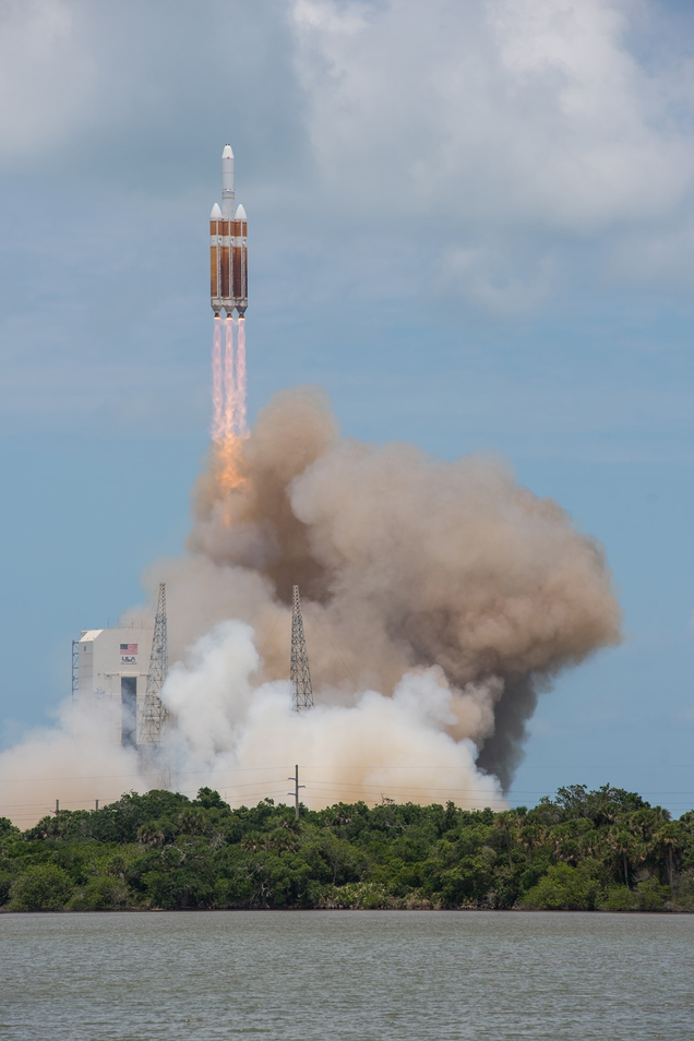 Illustration for article titled These Photos of World's Largest Rocket Launch Are IncredibleÂ
